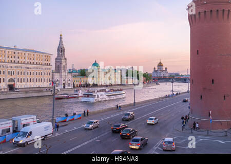 Der Sonnenuntergang Himmel über der Moskwa mit Blick auf Sofiyskaya Böschung und Christ-Erlöser-Kathedrale auf der Strecke Stockfoto