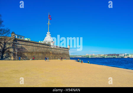 Der Strand von Newa neben dem Naryschkin-Bastion des Petrus und Paulus Fortress auf Zayachy Insel Stockfoto