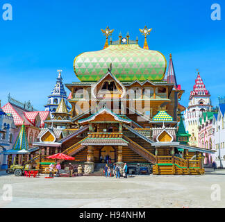 Die Fassade des geschnitzten und bemalten hölzernen Zarenpalast in Izmailovsky Kreml mit gemusterten Kuppel, verschiedene Türme Stockfoto