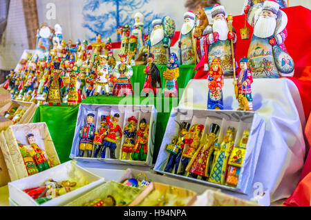 Das handgefertigte und bemalte Weihnachten Holzspielzeug im historischen Kleid im Stall der Izmailovsky Markt, Moskau, Russland. Stockfoto