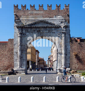 Der Roman Arch von Augustus, 27 v. Chr. erbaut. Zinnen (Bellinzona) wurden an die Spitze im Mittelalter hinzugefügt. Stockfoto