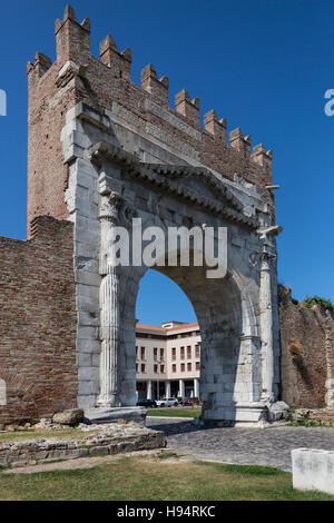 Der Roman Arch von Augustus, 27 v. Chr. erbaut. Zinnen (Bellinzona) wurden an die Spitze im Mittelalter hinzugefügt. Stockfoto