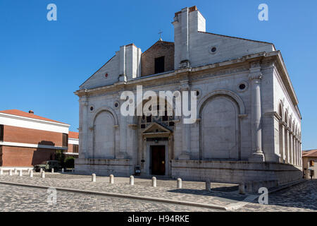 Der Tempio Malatestiano (Malatesta-Tempel) eine unvollendete römisch-katholische Kathedrale in Rimini, Italien. Stockfoto