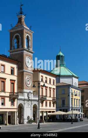 Der Uhrturm in der Piazza Tre Martiri, dem Hauptplatz der Stadt Rimini an der adriatischen Küste, im Norden Italiens. Stockfoto