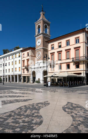 Der Uhrturm in der Piazza Tre Martiri, dem Hauptplatz der Stadt Rimini an der adriatischen Küste, im Norden Italiens. Stockfoto