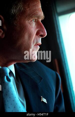 US-Präsident George W. Bush einen Überblick über die Schäden an das Pentagon nach den Terroranschlägen von 9/11 aus dem Fenster des Hubschraubers Marine One 14. September 2001 in Washington, DC. Stockfoto