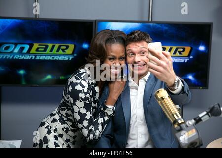 U.S. First Lady Michelle Obama stellt für das Selfie mit TV-Moderator Ryan Seacrest nach taping ein bewegen lässt Interview bei E! 29. Januar 2014 Netzwerke in Los Angeles, Kalifornien. Stockfoto