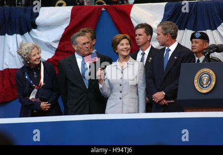 Frau Joyce Rumsfeld, Verteidigungsminister Donald Rumsfeld, US-Präsident George W. Bush und First Lady Laura Bush besuchen den 11.September Trauerfeier im Pentagon 11. September 2002 in Washington, DC. Stockfoto