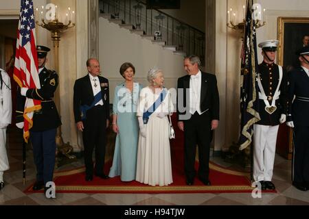 US-Präsident George W. Bush und First Lady Laura Bush Escort ihre Majestät Königin Elizabeth II und seine königliche Hoheit der Prinz Philip, Duke of Edinburgh, aus dem weißen Haus Grand Treppenhaus vor einem State Dinner 7. Mai 2007 in Washington, DC. Stockfoto