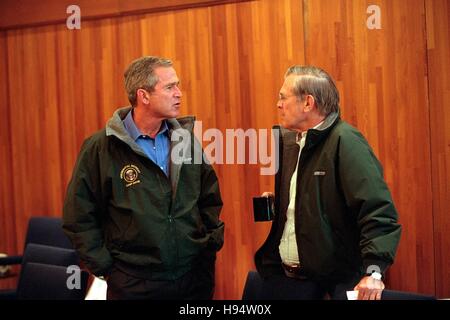 US-Präsident George W. Bush spricht mit Verteidigungsminister Donald Rumsfeld bei einem National Security Council Treffen in Camp David 15. September 2001 in Thurmont, Maryland. Stockfoto