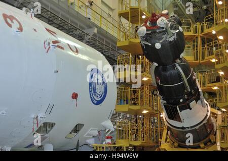 Das russische Sojus-MS-03-Raumschiff ist Kapselung für die NASA internationale Raumstation Expedition 50-51-Mission in Baikonur Kosmodrom Integration Anlage 9. November 2016 in Baikonur, Kasachstan vorbereitet. Stockfoto