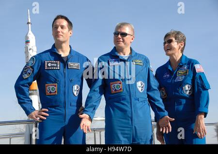 NASA internationale Raumstation Expedition 50-51 erstklassige Crew Mitglieder (L-R) französischer Astronaut Thomas Pesquet von der European Space Agency, russischer Kosmonaut Oleg Novitskiy von Roskosmos, und US-amerikanische Astronautin Peggy Whitson Pose während Preflight-Aktivitäten auf die Kosmonauten Hotel 10. November 2016 in Baikonur, Kasachstan. Stockfoto