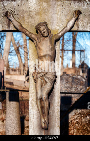 Statue des gekreuzigten Jesus Christus bei Rasu Friedhof in Vilnius, Litauen Stockfoto