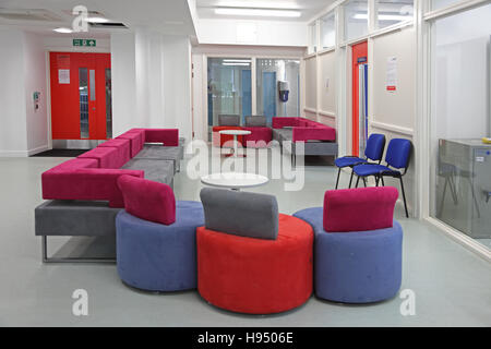 Moderne Polstermöbel in einem sechsten bilden Aufenthaltsraum in einem frisch renovierten London college Stockfoto