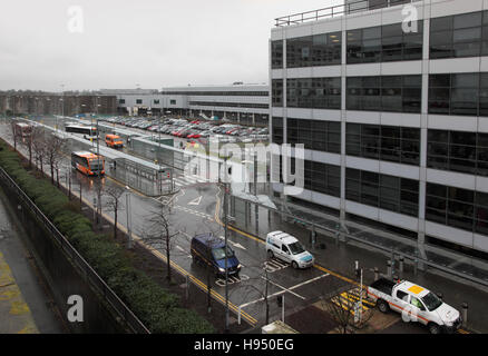 Grobe Sicht auf Bereich Bushaltestelle am Flughafen Gatwick North Terminal an einem dumpfen, feuchten, Wintertag Stockfoto