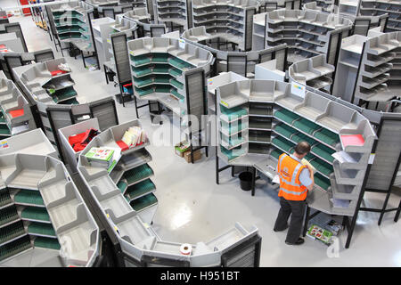 Ein einzelnes Postbote arbeitet an einem Sortierung Schreibtisch in ein neues Postamt Sortierung Büro im südlichen England, UK Stockfoto