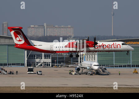 Stuttgart, Deutschland-20. März 2016: Air Berlin, Bombardier Dash Q400 ist landet auf dem Flughafen Stuttgart Stockfoto