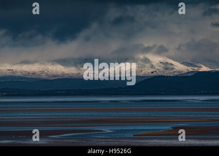 Sandylands Promenade Morecambe Lancashire, UK. 18. November 2016. UK-Wetter.  Ein kalt-Start in den Tag nach einer Nacht von starken Winden und Unwettern Morecambe wachte auf einen Blick sofort auf den Süden Cumbria Fells Kredit: David Billinge/Alamy Live News Stockfoto