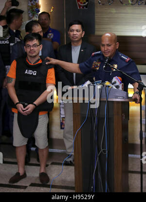 Quezon City, Philippinen. 18. November 2016. Philippine National Police (PNP) Chief Director General Ronald Dela Rosa (R, vorne) spricht, wie er den Medien behaupteten Drogenbaron Kerwin Espinosa vorlegt (L, vorn) innen Hauptsitz der PNP in Quezon City, Philippinen, 18. November 2016. Espinosa, Sohn des späten Albuera Bürgermeister Rolando Espinosa Sr. erschossenen während im Gefängnis, wurde in den Vereinigten Arabischen Emiraten festgenommen und Menschenhandel Fällen illegaler Drogen Gesicht. Bildnachweis: Rouelle Umali/Xinhua/Alamy Live-Nachrichten Stockfoto