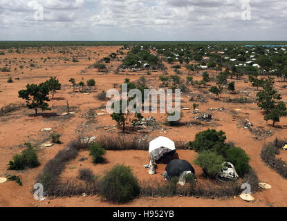 Dadaab in Kenia. 17. November 2016. Blick auf das Flüchtlingslager in Dadaab in Kenia, 17. November 2016. Die weltweit größte Flüchtlingslager in Nord-östlich von Kenia droht geschlossen werden musste. Am 16. November gab die kenianische Regierung es eine Nachfrist von sechs Monate. Mehr als 280.000 Menschen, vor allem aus Somalia, Leben im Lager nach Angaben der Vereinten Nationen. Foto: ANNA KERBER/Dpa/Alamy Live News © Dpa picture-Alliance/Alamy Live News Stockfoto