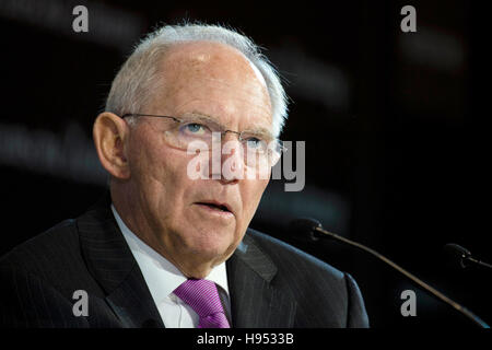 Berlin, Deutschland. 18. November 2016. Bundesminister der Finanzen Wolfgang Schäuble (CDU) spricht auf dem Gipfel der Wirtschaft der Sueddeutschen Zeitung Tageszeitung in Berlin, Deutschland, 18. November 2016. Bildnachweis: Dpa picture Alliance/Alamy Live News Stockfoto