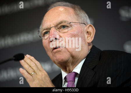 Berlin, Deutschland. 18. November 2016. Bundesminister der Finanzen Wolfgang Schäuble (CDU) spricht auf dem Gipfel der Wirtschaft der Sueddeutschen Zeitung Tageszeitung in Berlin, Deutschland, 18. November 2016. Bildnachweis: Dpa picture Alliance/Alamy Live News Stockfoto