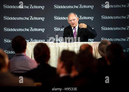 Berlin, Deutschland. 18. November 2016. Bundesminister der Finanzen Wolfgang Schäuble (CDU) spricht auf dem Gipfel der Wirtschaft der Sueddeutschen Zeitung Tageszeitung in Berlin, Deutschland, 18. November 2016. Bildnachweis: Dpa picture Alliance/Alamy Live News Stockfoto