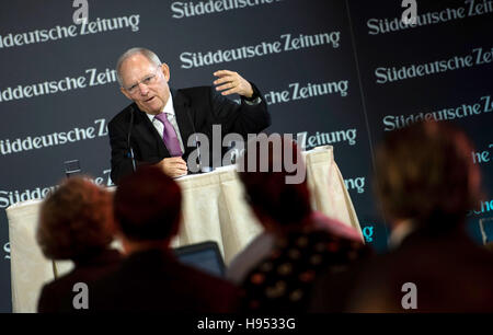 Berlin, Deutschland. 18. November 2016. Bundesminister der Finanzen Wolfgang Schäuble (CDU) spricht auf dem Gipfel der Wirtschaft der Sueddeutschen Zeitung Tageszeitung in Berlin, Deutschland, 18. November 2016. Bildnachweis: Dpa picture Alliance/Alamy Live News Stockfoto