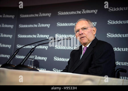 Berlin, Deutschland. 18. November 2016. Bundesminister der Finanzen Wolfgang Schäuble (CDU) spricht auf dem Gipfel der Wirtschaft der Sueddeutschen Zeitung Tageszeitung in Berlin, Deutschland, 18. November 2016. Bildnachweis: Dpa picture Alliance/Alamy Live News Stockfoto