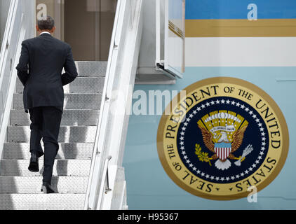 Berlin, Deutschland. 18. November 2016. U.S.-Präsident Barack Obama Besteigt am 18.11.2016 in Berlin Die Air Force One Nach Seinen Gesprächen Mit Höhle Staats-Und Regierungschefs von Deutschland, Frankreich, Italien, Großbritannien Und Spanien. Obama teilweise Sitsch Zu seit Abschiedsbesuch in der Deutschen Hauptstadt Auf. Foto: Rainer Jensen/Dpa Foto: Rainer Jensen/Dpa/Dpa/Alamy Live News Stockfoto