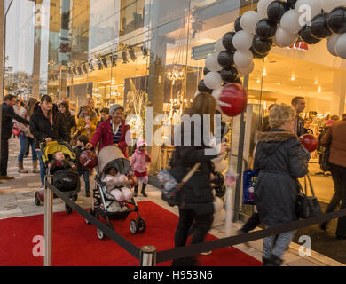 Handforth Dean, Wilmslow, Cheshire, UK. 18. November 2016. Kunden warten auf die offizielle Eröffnung des neuen nächsten Speichern von Leanne Brown aus "die echte Hausfrauen von Cheshire. Handforth Dean, Wilmslow, Cheshire, UK. Bildnachweis: Sue Burton/Alamy Live-Nachrichten Stockfoto