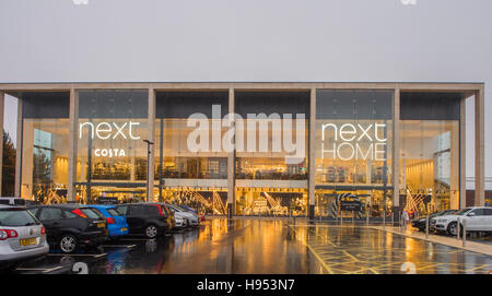 Handforth Dean, Wilmslow, Cheshire, UK. 18. November 2016. Die offizielle Eröffnung des neuen nebenan von Leanne Brown aus "die echte Hausfrauen von Cheshire. Handforth Dean, Wilmslow, Cheshire, UK. Bildnachweis: Sue Burton/Alamy Live-Nachrichten Stockfoto