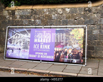 Winchester, Hampshire, England, 18. November 2016. Frühe Kunden für die Eisbahn an der bekannten Winchester Kathedrale Weihnachtsmarkt und Eisbahn eröffnet, heute. Bildnachweis: Paul Heinrich/Alamy Live-Nachrichten Stockfoto