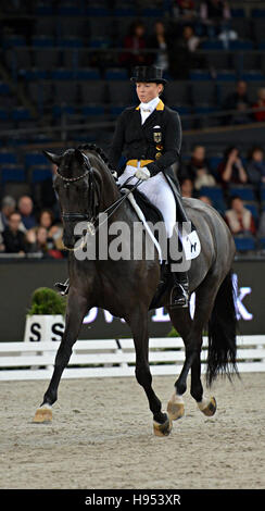 Stuttgart, Deutschland. 18. November 2016. Dressurreiterin Isabell Werth aus Deutschland und ihrem Pferd Weihegold OLD in Aktion während das internationale Pferdesport-Turnier in der Schleyerhalle in Stuttgart, Deutschland, 18. November 2016. Foto: FRANZISKA KRAUFMANN/Dpa/Alamy Live News Stockfoto