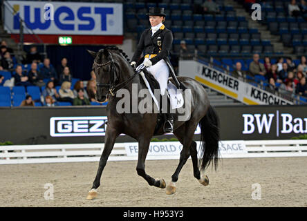 Stuttgart, Deutschland. 18. November 2016. Dressurreiterin Isabell Werth aus Deutschland und ihrem Pferd Weihegold OLD in Aktion während das internationale Pferdesport-Turnier in der Schleyerhalle in Stuttgart, Deutschland, 18. November 2016. Foto: FRANZISKA KRAUFMANN/Dpa/Alamy Live News Stockfoto