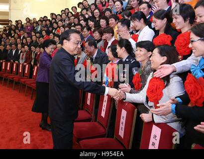 Peking, China. 18. November 2016. Der chinesische Ministerpräsident Li Keqiang (vorne) besucht die sechste nationale Arbeitskonferenz auf Frauen und Kinder in Peking, Hauptstadt von China, 18. November 2016. Bildnachweis: Liu Weibing/Xinhua/Alamy Live-Nachrichten Stockfoto