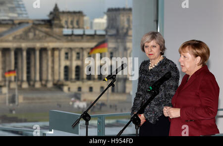 Berlin, Deutschland. 18. November 2016. Deutsche Bundeskanzlerin Angela Merkel (CDU) und der britische Premierminister Theresa May (l) machen eine gemeinsame Erklärung vor ihrem Treffen im Bundeskanzleramt in Berlin, Deutschland, 18. November 2016. Foto: MICHAEL SOHN/DPA/Alamy Live-Nachrichten Stockfoto