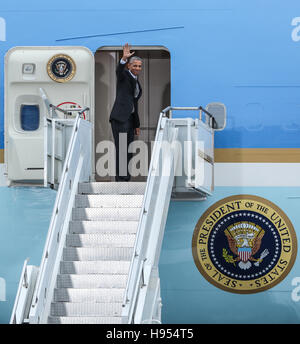 Berlin, Deutschland. 18. November 2016. US-Präsident Barack Obama "Wellenlinien" als er am 18. November 2016 für die Ausreise am Flughafen Tegel in Berlin, Hauptstadt Deutschlands, Air Force One boards. US-Präsident Barack Obama verließ Berlin am Freitag seinen letzten Besuch in Deutschland und Europa während seiner Amtszeit endet. Bildnachweis: Shan Yuqi/Xinhua/Alamy Live-Nachrichten Stockfoto