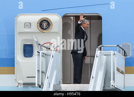 Berlin, Deutschland. 18. November 2016. US-Präsident Barack Obama "Wellenlinien" als er am 18. November 2016 für die Ausreise am Flughafen Tegel in Berlin, Hauptstadt Deutschlands, Air Force One boards. US-Präsident Barack Obama verließ Berlin am Freitag seinen letzten Besuch in Deutschland und Europa während seiner Amtszeit endet. Bildnachweis: Shan Yuqi/Xinhua/Alamy Live-Nachrichten Stockfoto