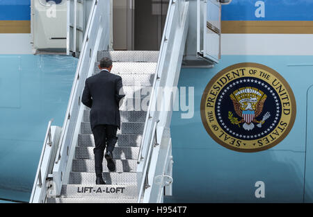 Berlin, Deutschland. 18. November 2016. US-Präsident Barack Obama Platinen für die Ausreise am Flughafen Tegel in Berlin, Hauptstadt der Bundesrepublik Deutschland, am 18. November 2016 Air Force One. US-Präsident Barack Obama verließ Berlin am Freitag seinen letzten Besuch in Deutschland und Europa während seiner Amtszeit endet. Bildnachweis: Shan Yuqi/Xinhua/Alamy Live-Nachrichten Stockfoto