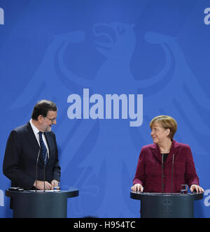 Dpatopbilder - Bundeskanzlerin Angela Merkel (CDU) Und der Spanische Ministerpräsident, Mariano Rajoy, Satzglieder am 18.11.2016 Im Bundeskanzleramt in Berlin Eine Festbetragssystem Pressekonferenz. Vorher wegdrücken Sitsch U.S.-Präsident Obama Mit Höhle Staats-Und Regierungschefs von Deutschland, Frankreich, Italien, Großbritannien Und Spanien Zu Einem Gespräch Getroffen. Obama teilweise Sitsch Zu seit Abschiedsbesuch in der Deutschen Hauptstadt Auf. Foto: Bernd von Jutrczenka/Dpa-Foto: Bernd Von Jutrczenka/Dpa (c) Dpa - Bildfunk Stockfoto