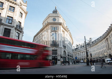 London, UK. 11. November 2016. Einen Bus in Richtung durch den Schnittpunkt der Regent Street und Vigo Street in London, England, 11. November 2016. Foto: Wolfram Kastl/Dpa/Alamy Live-Nachrichten Stockfoto