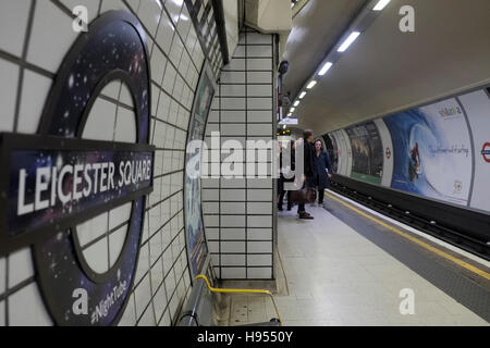 London, UK. 18. November 2016. Tube Nachtlinien startet später an diesem Abend auf dem Charing Cross-Ast der Northern Line. Es folgt die Einführung des 24-Stunden-Service auf den Mittel-, Victoria und Jubilee Linien Anfang dieses Jahres. Bildnachweis: Claire Doherty/Alamy Live News Stockfoto