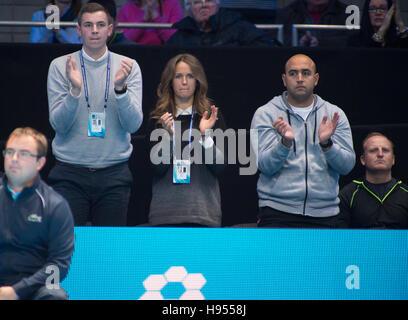 Die O2-Arena, London, UK. 18. November 2016. 6. Tag nachmittags Singles match, Andy Murray (GBR) spielt Stan Wawrinka (SUI). Murrays Team: Josh Murray (links), Kim Murray (Ehefrau), Shane Annun (Physio), Matt wenig (Trainer). Bildnachweis: Sportsimages/Alamy Live-Nachrichten. Stockfoto