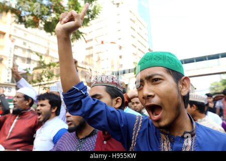 Dhaka, Bangladesch. Nov, 2016 18. Bangladeshi islamische Organisation hält einen Protest in Dhaka am 18. November 2016, gegen die jüngsten Myanmar Armee Durchgreifen in Rakhine, dass zahlreiche Menschen getötet. Fast 70 Menschen wurden bei Zusammenstößen mit Sicherheitskräften seit der myanmarischen Armee in Rakhine swooped, einem Gebiet an der Grenze zu Bangladesch, ist die Heimat der muslimischen Minderheit Rohingya enthalten. Stockfoto