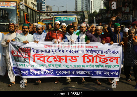 Dhaka, Bangladesch. Nov, 2016 18. Bangladeshi islamische Organisation hält einen Protest in Dhaka am 18. November 2016, gegen die jüngsten Myanmar Armee Durchgreifen in Rakhine, dass zahlreiche Menschen getötet. Fast 70 Menschen wurden bei Zusammenstößen mit Sicherheitskräften seit der myanmarischen Armee in Rakhine swooped, einem Gebiet an der Grenze zu Bangladesch, ist die Heimat der muslimischen Minderheit Rohingya enthalten. Stockfoto