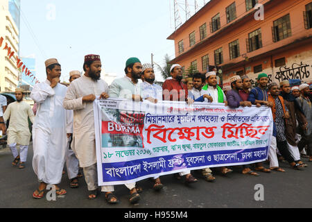 Dhaka, Bangladesch. Nov, 2016 18. Bangladeshi islamische Organisation hält einen Protest in Dhaka am 18. November 2016, gegen die jüngsten Myanmar Armee Durchgreifen in Rakhine, dass zahlreiche Menschen getötet. Fast 70 Menschen wurden bei Zusammenstößen mit Sicherheitskräften seit der myanmarischen Armee in Rakhine swooped, einem Gebiet an der Grenze zu Bangladesch, ist die Heimat der muslimischen Minderheit Rohingya enthalten. Stockfoto