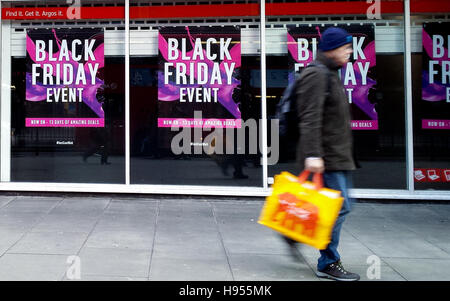 London, UK. 18. November 2016. Argos Black Friday Event. Argos-Store in Wood Green, North London 13 Tage des schwarzen Freitag beginnt befasst sich Credit: Dinendra Haria/Alamy Live News Stockfoto