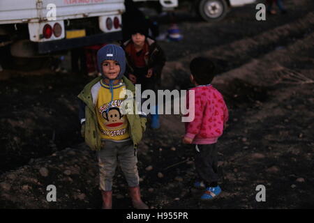 Mosul, Irak. 3. November 2016. Vertriebene irakische Kinder warten zwischen irakischen und kurdischen militärischen Checkpoints nach auf der Flucht vor den Kämpfen zwischen ISIS und irakische im Gugjali Stadtteil Outskirt von Mosul, Irak am 3. November 2016 Kräfte bearbeitet werden. © Osie Greenway/ZUMA Wire/ZUMAPRESS.com/Alamy Live-Nachrichten Stockfoto