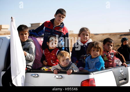 Mosul, Irak. 3. November 2016. Vertriebene irakische Kinder warten zwischen irakischen und kurdischen militärischen Checkpoints nach auf der Flucht vor den Kämpfen zwischen ISIS und irakische im Gugjali Stadtteil Outskirt von Mosul, Irak am 3. November 2016 Kräfte bearbeitet werden. © Osie Greenway/ZUMA Wire/ZUMAPRESS.com/Alamy Live-Nachrichten Stockfoto